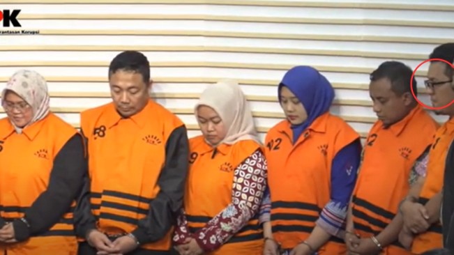 Miki Mahfud (dilingkari merah memakai rompi oranye),  suami pegawai KPK yang turut menjadi tersangka kasus pemerasan sertifikat K3 Kemnaker. [Tangkapan Layar YouTube KPK] (2)